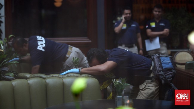 Penyebab meninggalnya Mirna, salah satunya adalah adanya pendarahan pada bagian lambung yang disebabkan oleh zat yang mengandung korosif.