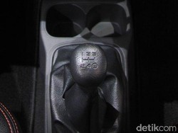 Musim Mudik Sering Macet, Ini Trik Nyetir Mobil Manual di Tanjakan