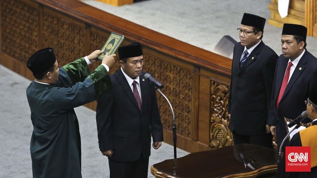 Selain harus kader Golkar dan pernah menjadi pengurus aktif partai, calon ketum harus memiliki PDLT yaitu prestasi, dedikasi, loyalitas, dan tidak tercela.