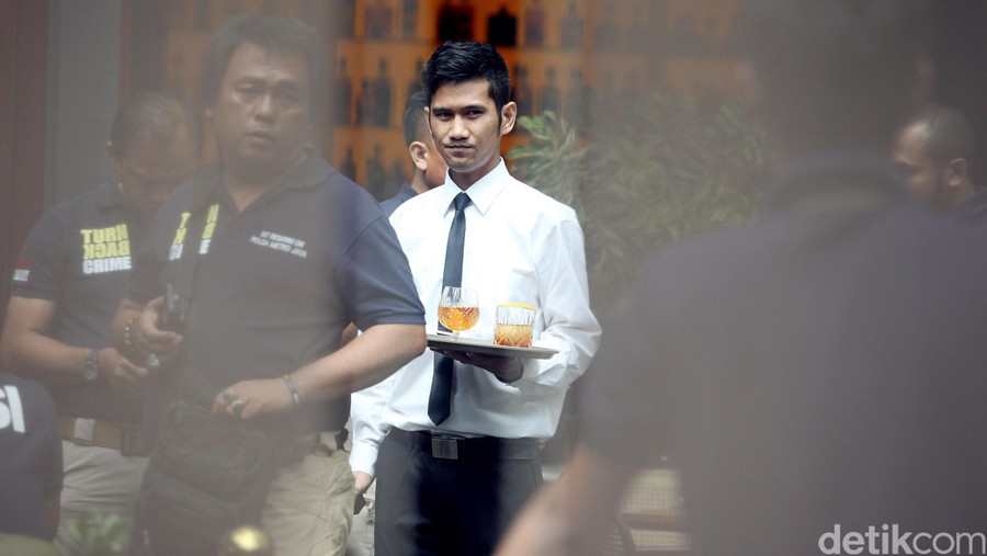 Polisi Gelar Prarekonstruksi di Cafe Olivier Petugas polisi dari penyidik menggelar prarekonstruksi di Cafe Olivier Grand Indonesia, Jakarta, Senin (11/01/2016) pagi untuk memastikan runutan kejadiannya. Tim dipimpin oleh Kasubdit Jatanras AKBP Herry Heryawan.

Polisi menyebutkan, satu dari enam sampel kopi yang dites laboratorium forensik (labfor) mengandung sianida.

Meski ada indikasi dari rangkaian kejadian antara kopi yang dipesan Jessica dengan peristiwa kematian korban dan hasil labfor itu sendiri, namun polisi belum memastikan apakah ada tindak pidana di dalamnya atau tidak.