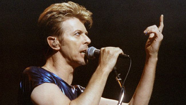 Satu-satunya momen Bowie terlihat sakit saat konser di Jerman pada 2004. Ketika itu ia pingsan di atas panggung kemudian menjalani operasi jantung.