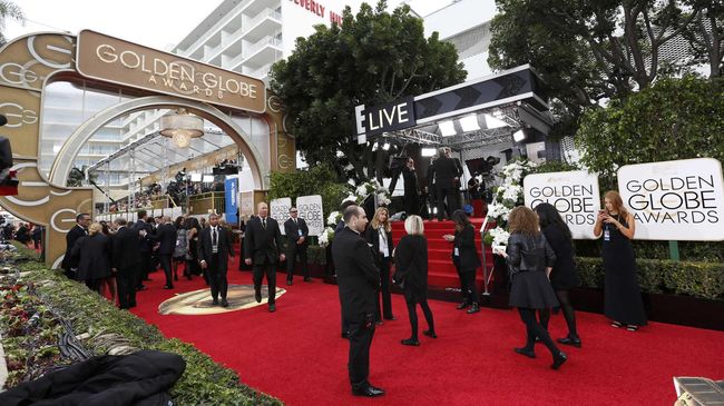 Sebanyak 75 personel staf Dick Clark Production dikerahkan untuk memastikan penyelenggaraan Golden Globes ke-73 sukses.