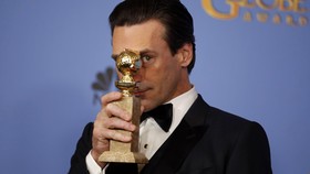 Senyum Para Bintang Peraih Golden Globe 2016