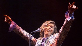 Piala Bergengsi BRIT Awards 2017 untuk David Bowie