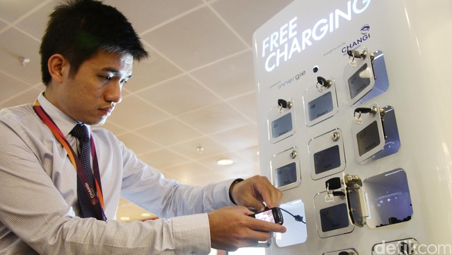 Ada bahaya mengintip dari pengisian baterai ponsel atau gadget di tempat-tempat umum. Begini tips menghadapinya.