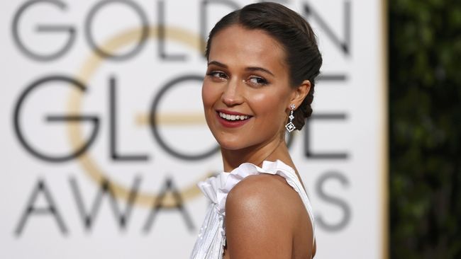 Pasangan selebritas yang dipertemukan lewat film The Light Between Oceans itu disebut bakal mengikat janji suci di Ibiza, bulan depan.