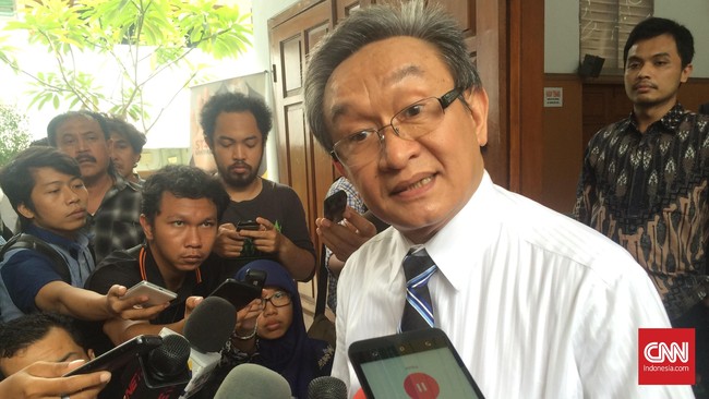 Maqdir Ismail merupakan pengacara terakhir yang tersisa mendampingi Setnov. Otto Hasibuan dan Fredrich Yunadi memilih mundur dari tim kuasa hukum Setnov.