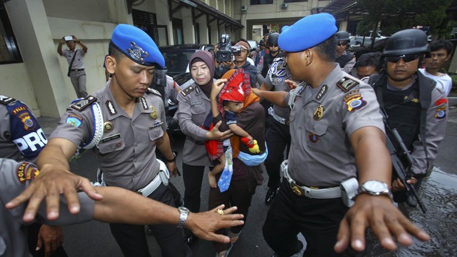 Mabes Polri menyatakan Gafatar sebagai organisasi terlarang. Polri berkata, Gafatar mempermudah ritual agama seperti tak perlu salat lima waktu dan puasa.