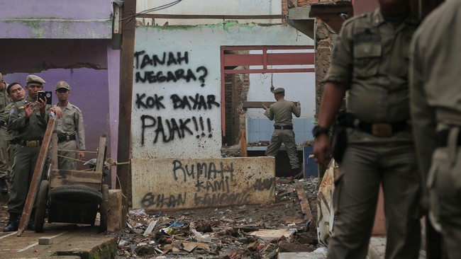 LBH Jakarta menilai Gubernur DKI Jakarta Basuki Tjahaja Purnama tidak menghormati proses hukum terkait penggusuran yang ia lakukan di Komplek Bukit Duri.