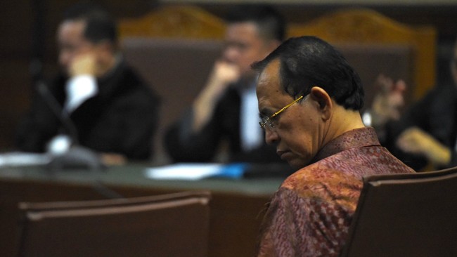 Pengadilan Tinggi DKI Jakarta menolak banding yang diajukan mantan Menteri Agama, Suryadharma Al dan memperberat hukumannya 10 tahun.