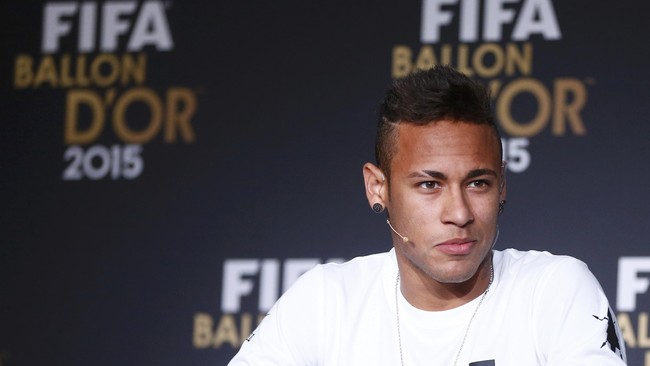 Penyerang Barcelona, Neymar, kecewa setelah hanya meraih posisi ketiga dalam Ballon d'Or 2015 dan dikalahkan Cristiano Ronaldo.