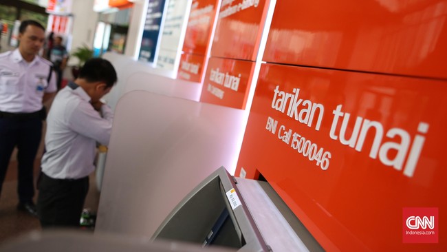 Menkominfo Rudiantara mengajak industri perbankan untuk memanfaatkan media online di layanan mereka, mengingat pengguna ponsel di Indonesia sangat tinggi.