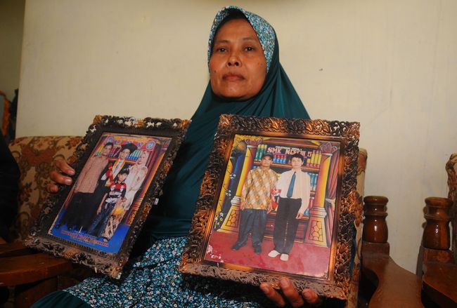Gafatar dan Para Pengikut Nabi Baru Aktivitas 'pengasingan diri' jemaat Gafatar membuat suami kehilangan istri dan orang tua kehilangan anak-anak. Gerakan ini serius, dan karenanya mengerikan.