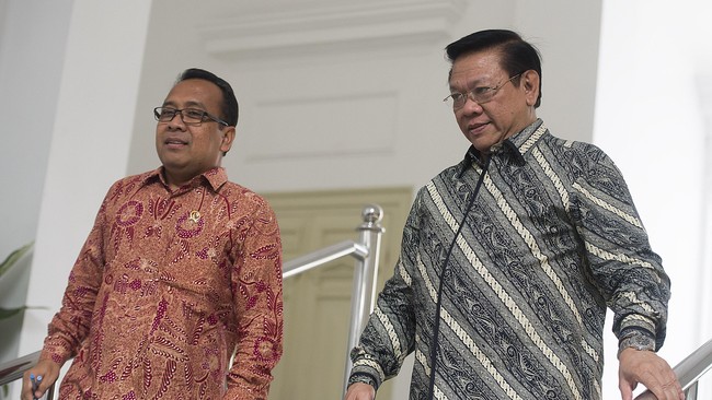 Salah satu agenda rapat perdana Partai Golkar besok mengembalikan kader Partai Golkar se-Indonesia yang sempat dipecat.