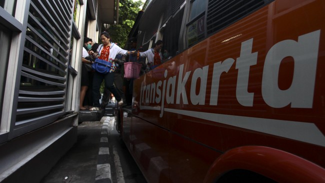 Rencana itu ingin direalisasikan agar masyarakat Jakarta bersedia pindah dari bus-bus kiri ke moda transportasi massal Transjakarta.