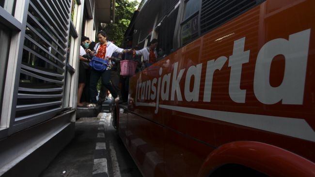Ahok: Program TransJakarta Gratis Tak Berkaitan Pilkada Ahok berkata, penduduk kota penyangga turut merasakan program bus gratis. Padahal mereka tak memiliki hak pilih pada Pilkada DKI Jakarta.