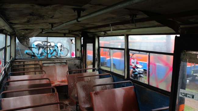 Keberadaan bus sedang di Jakarta dimulai saat gelaran Asian Games dan GANEFO. Saat itu pemerintah membutuhkan alat angkut untuk kontingen. Bus pun didatangkan.