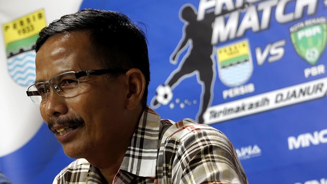 Pria yang akrab disapa Djanur itu hanya diminta mendongkrak performa Maung Bandung yang kini berkutat di papan tengah klasemen.