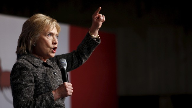 Hillary Clinton menyebut Donald Trump kemungkinan melanggar hukum dengan beredarnya kabar bahwa rivalnya itu diduga membangun bisnis di Kuba.