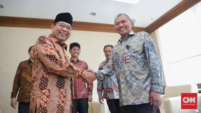 Ketua BPK Harry Azhar Aziz mempersilakan KPK untuk mengusut Wulung, salah satu auditornya jika terlibat dalam kasus korupsi e-KTP.