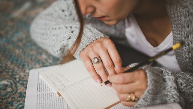 Menulis jurnal bisa jadi salah satu cara menyembuhkan patah hati. Berikut beberapa tips yang bisa diikuti.