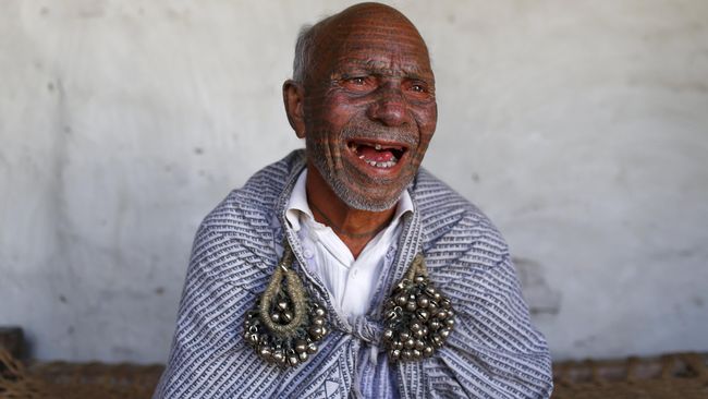 Pengikut kepercayaan Ramnani di India memiliki tradisi menato tubuh mereka dengan nama Dewa Ram untuk menyampaikan pesan kepada orang dari kasta lebih tinggi.