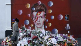 Koleksi Seni David Bowie Laku Hingga Ratusan Miliar Rupiah