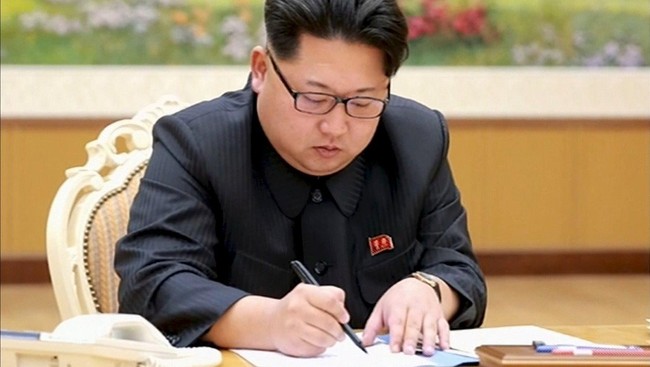 Setelah hilang selama 12 tahun, David Sneddon akhirnya ditemukan masih hidup dan tinggal di Korut. Ia diculik untuk menjadi guru bahasa Inggris Kim Jong Un.