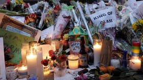 Chewbacca Meriahkan Konser Mengenang Ziggy Stardust