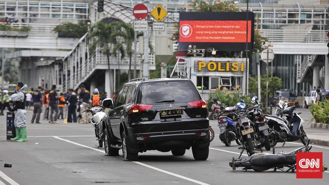 Polisi meyakini dua pelaku yang tewas di parkiran dekat gerai Starbucks terkena tembakan polisi saat hendak melempar peledak. Bom rakitan pun meledak. 
