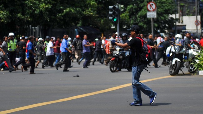 Media pemberitaan ISIS mengklaim, mereka adalah pelaku serangan bom di MH Thamrin, Jakarta. Mereka menargetkan warga asing dan aparat keamanan.