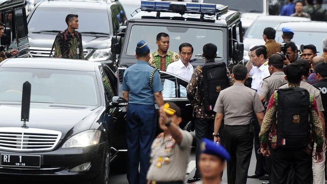 Presiden Jokowi berbincang dengan tamu asing dan petugas di hotel untuk memastikan Jakarta sudah aman dan terkendali.
