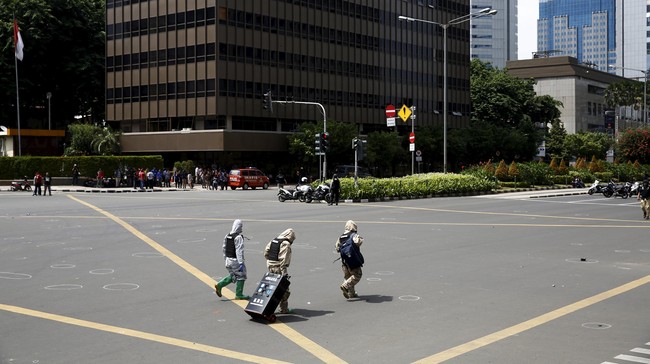 Simpang Sarinah ditutup lima jam, mulai pukul 11.00 sampai 16.00 WIB selama Sabtu dan Minggu untuk tiga pekan ke depan, untuk syuting film tentang bom Sarinah.