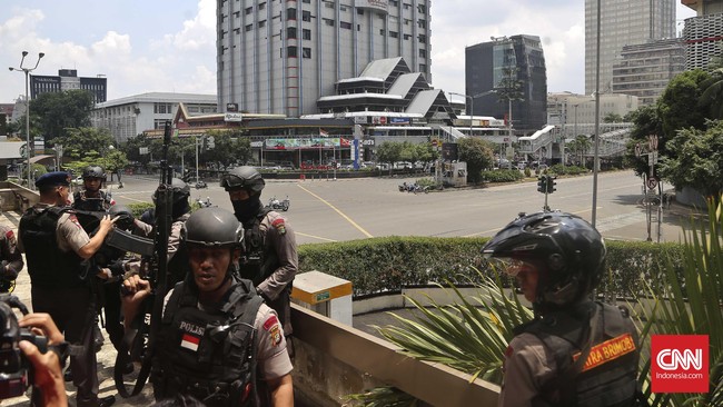 Saat ledakan di MH Thamrin terjadi, seorang pria berbaju kuning mendekat ke arah Wisma Mandiri, kedua telapak tangan pria tersebut berlumuran darah.