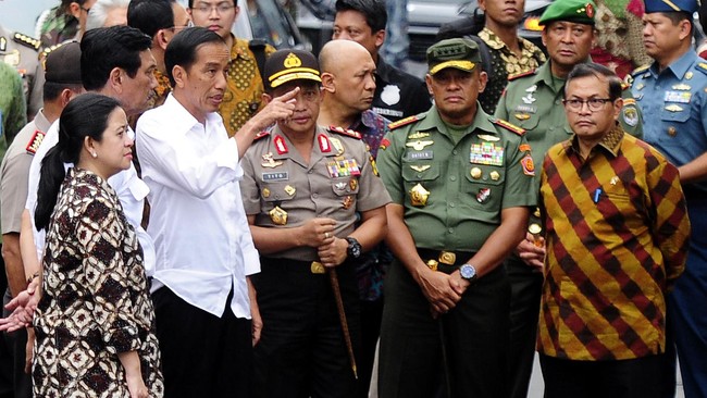Jokowi mengultimatum Menkomarinves Luhut Panjaitan, "Saya tak mau mendengar lagi izinnya terlambat, belum selesai. Tidak ada".