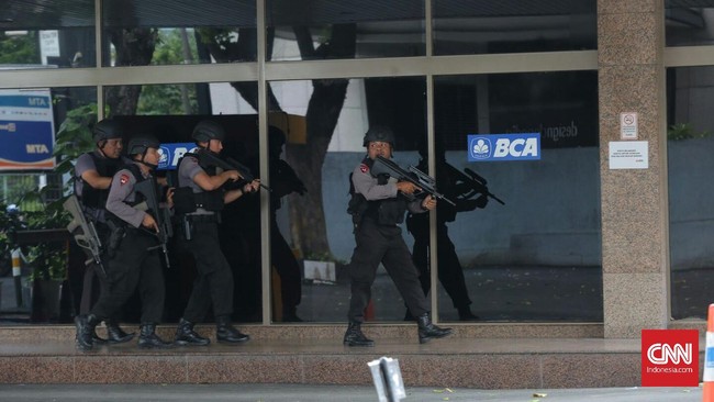 Serangan pertama, kata polisi, terjadi di Pos Polisi perempatan Sarinah, sebelum serangan berikutnya di Djakarta Theatre. 
