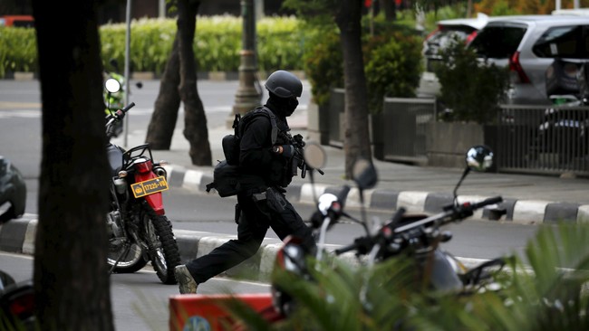 Densus 88 Antiteror telah menangkap 22 orang yang disangka terlibat teror Thamrin yang menewaskan 7 orang. Mereka dari jaringan teroris dalam dan luar negeri.