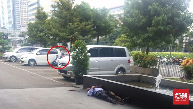 Seorang jurnalis CNNIndonesia.com berada dekat dengan para pelaku teror, pagi tadi. Ia lantas berbagi pengalaman menakutkan itu.