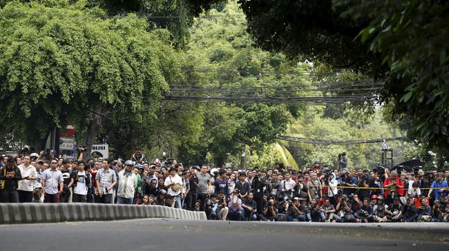 Ketika ketegangan pasca aksi terorisme mereda, Jakarta berangsur pulih. Ada yang bergegas pulang, ada juga yang malah pelesir di lokasi kejadian.
