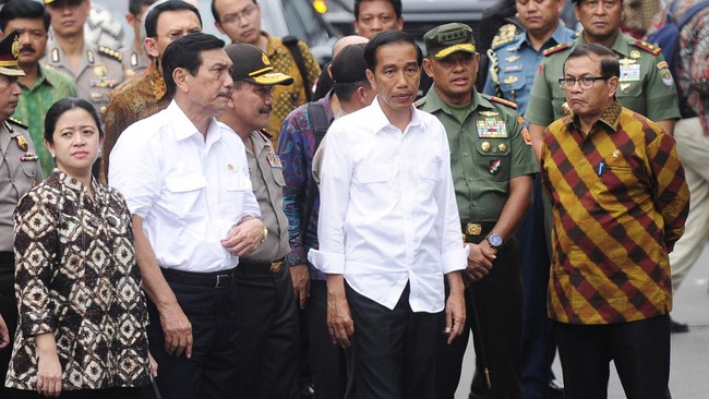 Jokowi memasuki pusat perbelanjaan, toko-toko, gerai makanan, dan hotel di kawasan Sarinah. Dia ingin melihat langsung aktivitas ekonomi di lokasi ledakan.