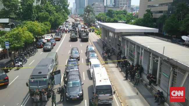 Berdasarkan pantauan CNNIndonesia.com, ratusan warga saat ini terlihat memadati kawasan Jalan Wahid Hasyim yang terletak tidak jauh dari pusat ledakan.