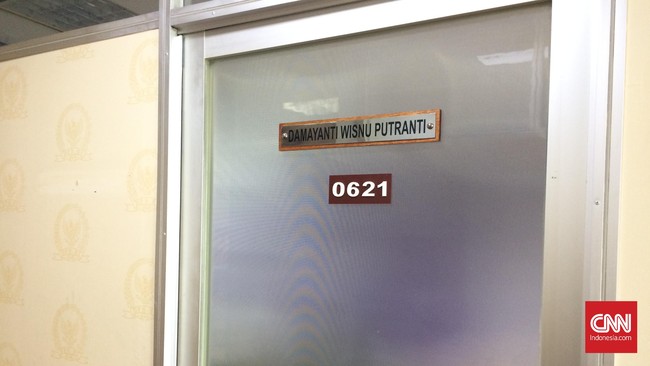 Ruang kerja politikus PDIP Damayanti Wisnu Putranti masih tampak sepi. Hingga pukul 09.45 WIB, ruang kerja bernomor 0621 masih terkunci dan tidak ada kegiatan.