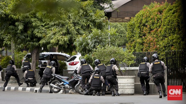Saat ini polisi terus memburu kelompok radikal pendukung ISIS pascaledakan Thamrin. Namun, pakar terorisme mengingatkan potensi teror tandingan dari Al Qaeda.