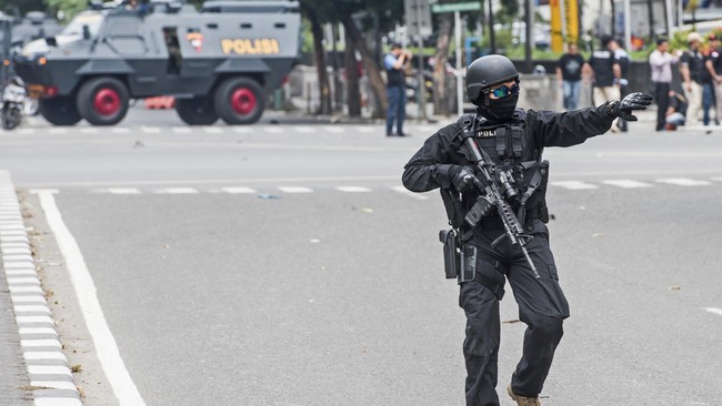 Aturan pencabutan kewarganegaraan atau pencabutan paspor warga negara Indonesia yang menjadi teroris di negara konflik, dipertimbangkan ikut digodok.