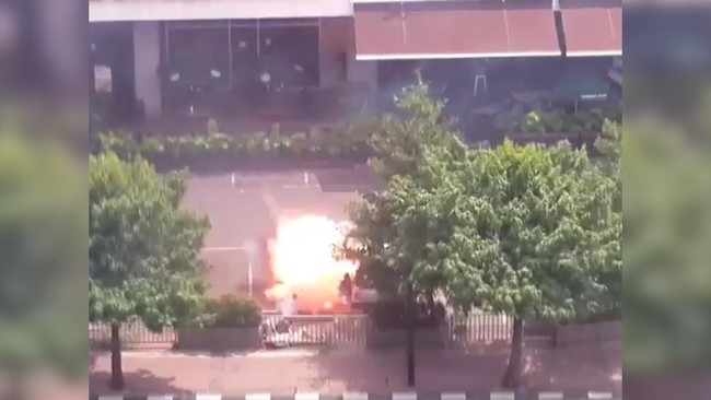Kapolri Badrodin Haiti mengatakan kedua peristiwa yakni di Thamrin dan Cirebon diakibatkan bom berdaya ledak rendah berbahan Potasium Nitrat dan Sulfur.