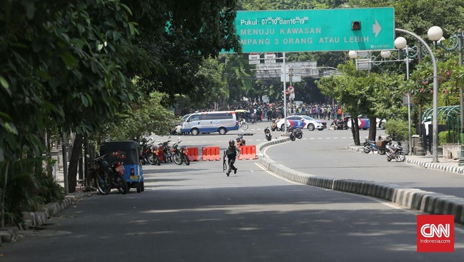 Suryadi Mas'ud alias Abu Ridho tiba di PN Jakarta Barat sekitar pukul 11.20 WIB dengan tangan terborgol. Ia tersenyum saat digiring menuju ruang tahanan.
