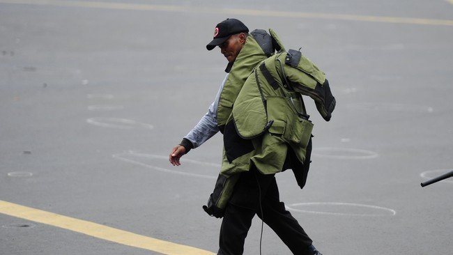 Teroris Bahrun melewati pemeriksaan imigrasi saat sudah waktunya bagi anak bungsunya untuk ganti popok. Bau pesing popok mengganggu konsentrasi petugas.