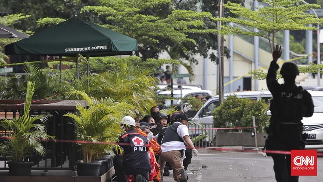 Lokasi ledakan dan aksi teror di kawasan Thamrin, Jakarta Pusat, masih dipadati warga hingga tengah malam. Tua, muda, warga dari berbagai profesi berkumpul.