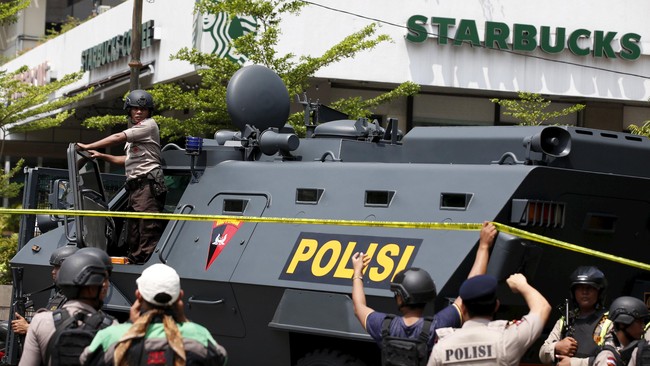 Dari tujuh warga sipil yang menjadi korban, dua di antaranya tewas, salah satunya warga negara asing. Hari ini pusat kota Jakarta diserang teroris.