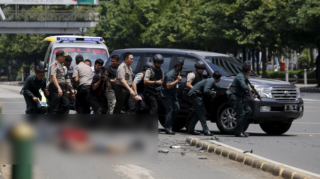 Para pegawai di sekitar lokasi kejadian di kawasan Sarinah, Thamrin Jakarta tidak berani keluar karena suasana masih mencekam akibat ledakan.
